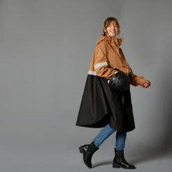 BTWIN FIETSPONCHO 540 STAD ZICHTBAAR 'S NACHTS ZWART/CAMEL -Mode Verkoop fietsponcho 540 stad zichtbaar s nachts zwartcamel 1